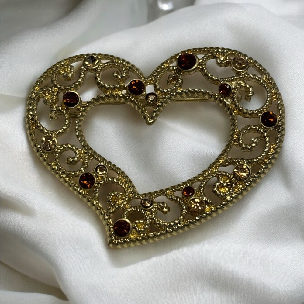 🌻Vintage FAF Gold Tone Crystal Filigree Heart Brooch 1-7/8”